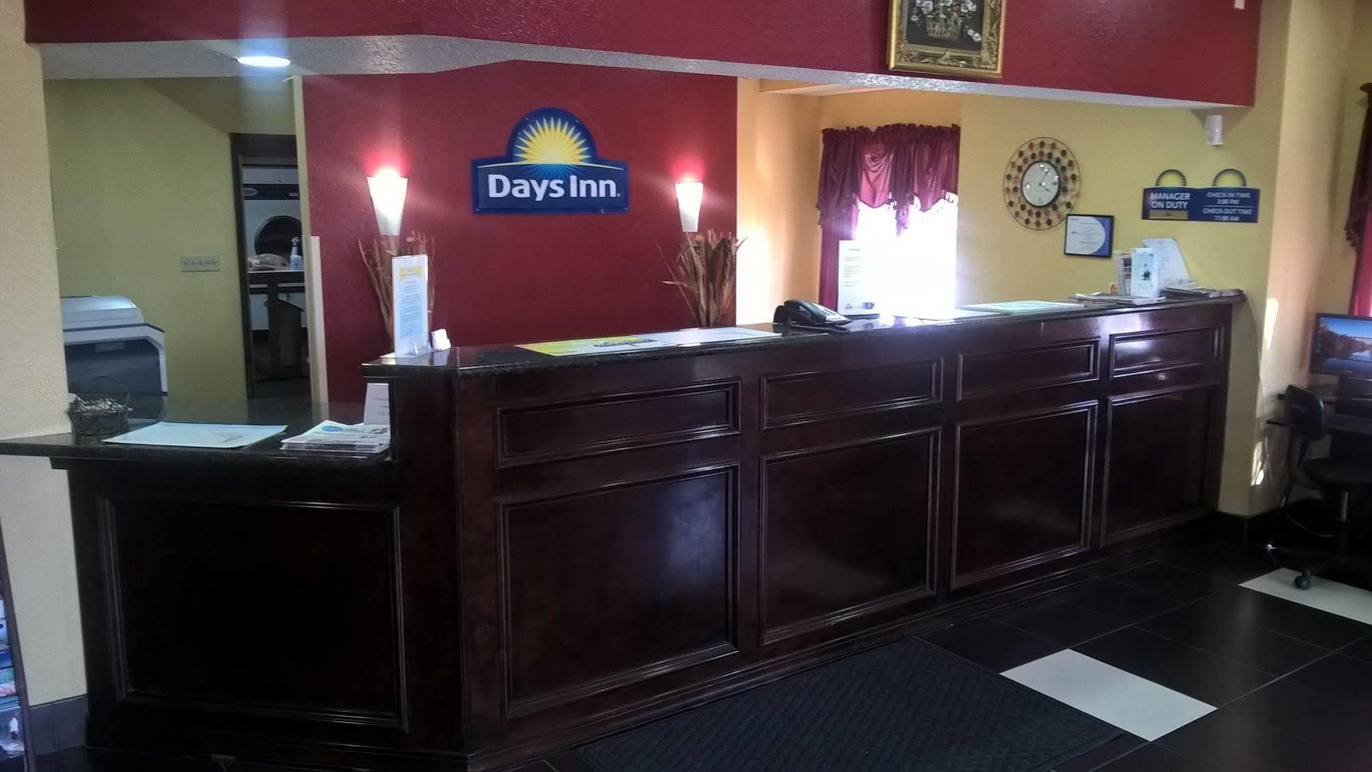Days Inn & Suites By Wyndham Hutchinson Exterior photo